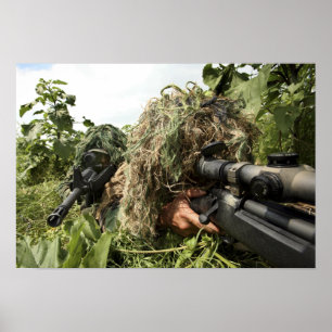 Soldaten gekleed in ghillie pakken poster