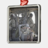 soldaten letten op gevaren metalen ornament (Links)