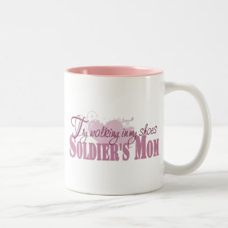 Soldaten mama, probeer in mijn schoenen te lopen tweekleurige koffiemok