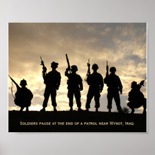 Soldaten op Patrol Silhouette tegen de hemel Poster