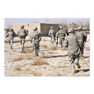 soldaten reageren op een aanval met handvuurwapens foto afdruk