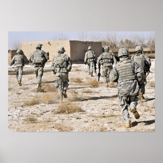 soldaten reageren op een aanval met handvuurwapens poster (Voorkant)