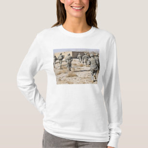 soldaten reageren op een aanval met handvuurwapens t-shirt