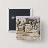 soldaten reageren op een aanval met handvuurwapens vierkante button 5,1 cm (Voorkant /achterkant)