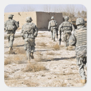 soldaten reageren op een aanval met handvuurwapens vierkante sticker