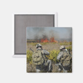 Soldaten roepen informatie in magneet (Voorkant / Achterkant)