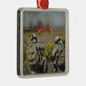 Soldaten roepen informatie in metalen ornament (Rechts)