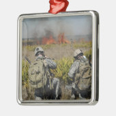 Soldaten roepen informatie in metalen ornament (Links)