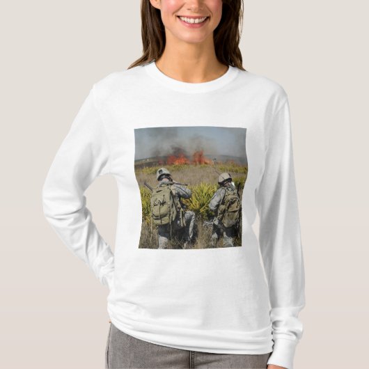 Soldaten roepen informatie in t-shirt (Voorkant)