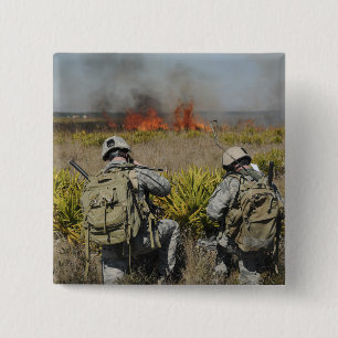 Soldaten roepen informatie in vierkante button 5,1 cm