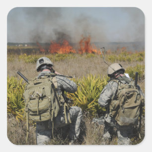 Soldaten roepen informatie in vierkante sticker