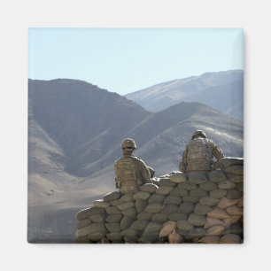 soldaten voeren communicatieapparatuur uit magneet