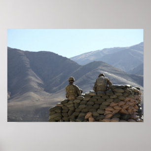 soldaten voeren communicatieapparatuur uit poster