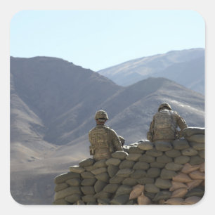 soldaten voeren communicatieapparatuur uit vierkante sticker