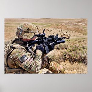 Soldier beveiligt de hoge grond poster