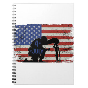Soldier knielende silhouet en Amerikaanse vlag Notitieboek