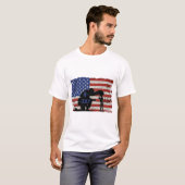 Soldier knielende silhouet en Amerikaanse vlag T-shirt (Voorkant volledig)