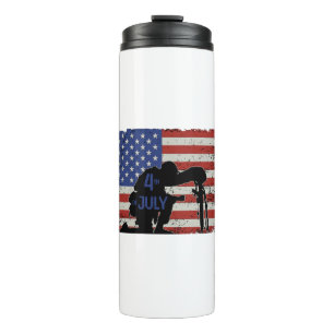 Soldier knielende silhouet en Amerikaanse vlag Thermosbeker