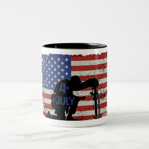 Soldier knielende silhouet en Amerikaanse vlag Tweekleurige Koffiemok