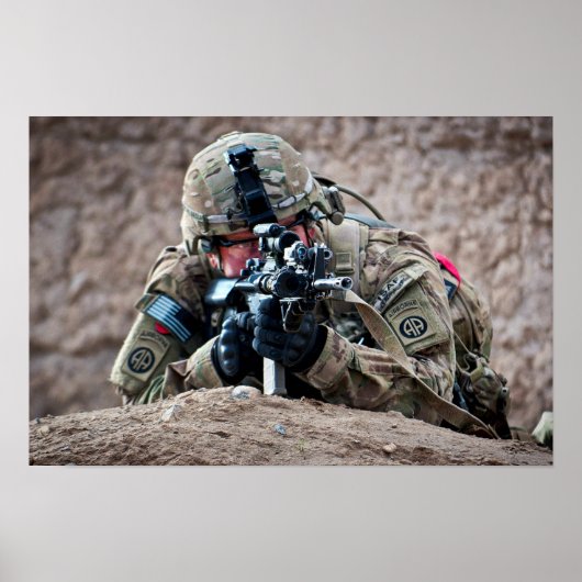 Soldier Pulls-veiligheid in Afghanistan Poster (Voorkant)