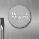 Solid Color Mr & Mrs Wedding of Jubileum Favor Magneet<br><div class="desc">Een vette kleur met kic doopvonten maakt een verklaringsstuk voor ontvangstgunsten. De heer en mevrouw de doopvonten zijn gemakkelijker aan te passen wanneer u eerst alle tekst en foto's vervangt. Als je kunst nog moet worden aangepast, klik je op Deze knop aanpassen. Dit zal u naar een ontwerpgebied brengen waar...</div>