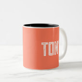 Solid Coral Custom Name Monogram Tweekleurige Koffiemok (Voorkant rechts)