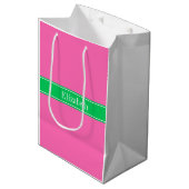 Solid Hot Roze #2 Emerald Green Rbn Naam Monogram Medium Cadeauzakje (Voorkant Gekanteld)