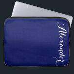 Solid Navy Blue Background, naam monogram Laptop Sleeve<br><div class="desc">Navy Blue Background, Name Monogram past dit aan met jouw naam of andere tekst. U kunt lettertypen ook wijzigen, tekengrootten en lettertypekleuren aanpassen, de tekst verplaatsen, enzovoort.
2015 ©FantabulousCase Alle rechten voorbehouden</div>