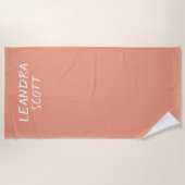 Solid perzik koraal minimalist gepersonaliseerd strandlaken (Voorkant)