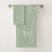 Solid serene salie monogram bad handdoek (Insitu)