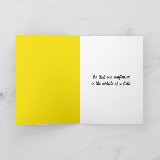 Solitaire zonnebloem in tarweveld aanmoediging kaart (Binnen)