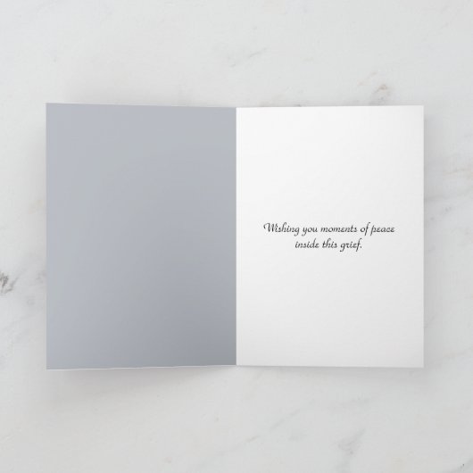 Solitaire zwaan op mistig meer sympathie kaart (Binnen)