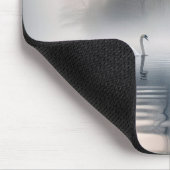 Solitaire zwaan op mistig ochtendmeer muismat (Hoek)