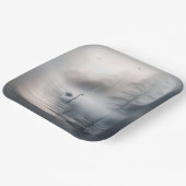 Solitaire zwaan op mistig ochtendmeer papieren bordje (Gebogen)