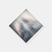 Solitaire zwaan op mistig ochtendmeer servet (Hoek)