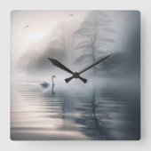 Solitaire zwaan op mistig ochtendmeer vierkante klok (Voorkant)