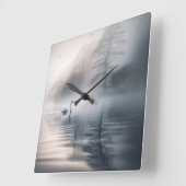 Solitaire zwaan op mistig ochtendmeer vierkante klok (Hoek)