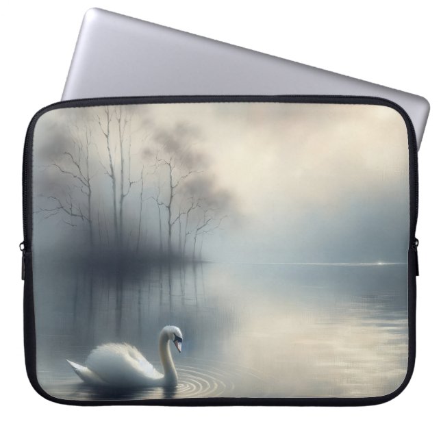 Solitaire zwaan op Misty Lake Laptop Sleeve (Voorkant)