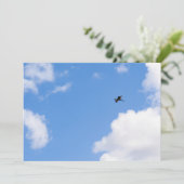 Solitary Bird Soaring Through Bright Blue Sky with Kaart (Staand voorkant)