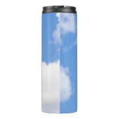 Solitary Bird Soaring Through Bright Blue Sky with Thermosbeker (Achterkant)