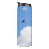 Solitary Bird Soaring Through Bright Blue Sky with Thermosbeker (Geroteerd rechts)