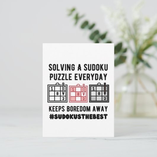 Solving a sudoku puzzle a everyday briefkaart (Staand voorkant)