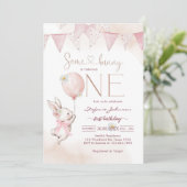 Some Bunny First 1st Birthday Invitation Kaart (Staand voorkant)