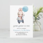 Some Bunny is een Blue Boy Bunny 1st Birthday Kaart (Staand voorkant)