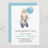 Some Bunny is een Blue Boy Bunny 1st Birthday Kaart (Voorkant / Achterkant)