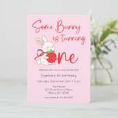 Some Bunny Strawberry 1st Birthday Photo Kaart (Staand voorkant)