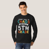 Some Call It Chaos We Call It Fifth Grade 5th Grad T-shirt (Voorkant volledig)