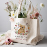 Somebunny Baby shower Wildflower Grocery Canvas ta Tote Bag<br><div class="desc">Iemand houdt van je canvas tas! Dit ontwerp is voorzien van een delicaat kransboeket van handgeschilderde wilde bloemen rond een schattig baby konijntje. Een mooie combinatie van moderne en rustieke lettertypen completeren dit zoete ontwerp. Bekijk het hele collectie voor meer overeenkomende objecten!</div>