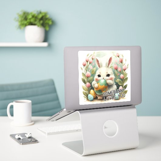 Somebunny houdt van je Paasvinyl Sticker (Laptop op bureau)
