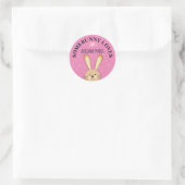 Somebunny houdt van je roze Gepersonaliseerd konij Ronde Sticker (Tas)
